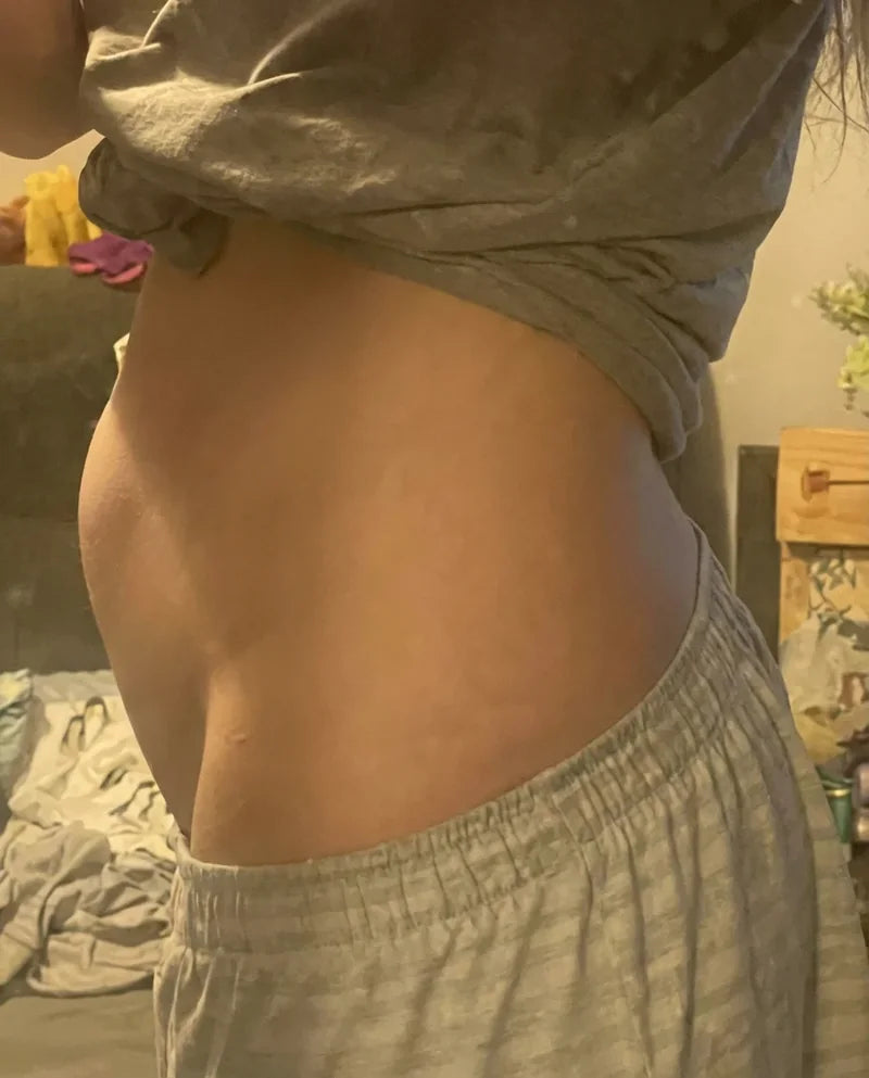 Fotografía tomada en casa, de perfil, a la altura del abdomen